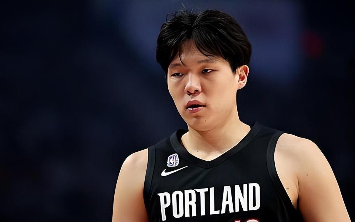 媒体人：每场打几分钟毫无意义，开拓者应该让杨瀚森去发展联盟