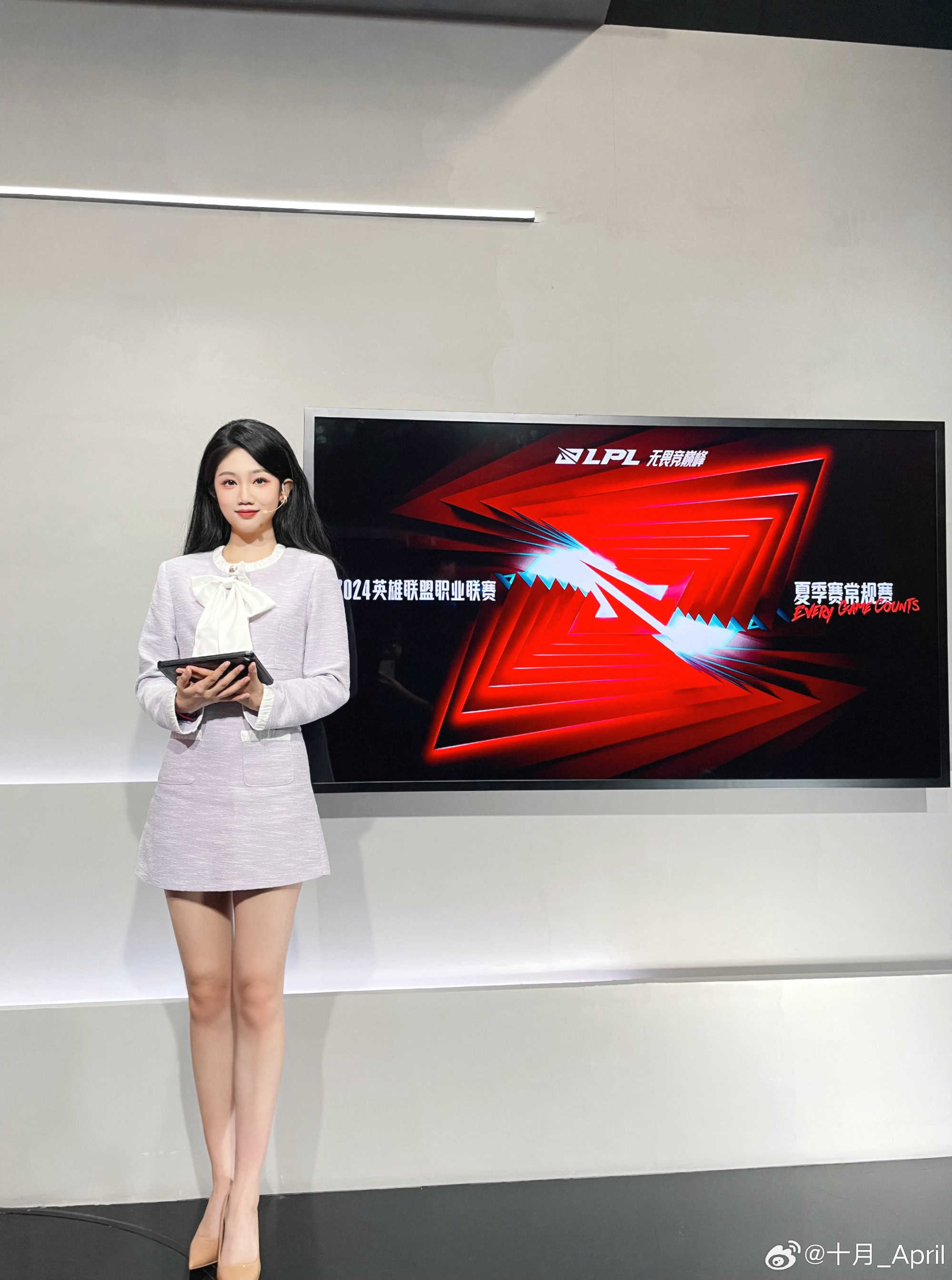 LPL互动女主持人十月晒照：紫色心情
