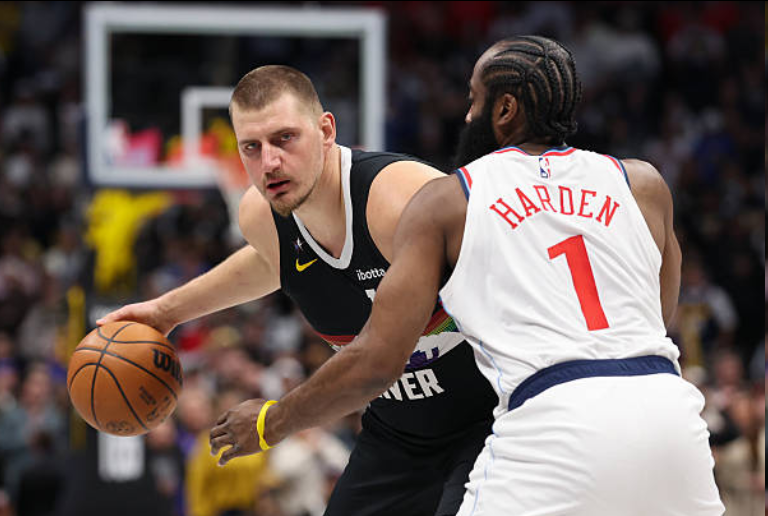 快船客场惨败掘金近20战16胜4负！约基奇31分12板率队4人得分20+