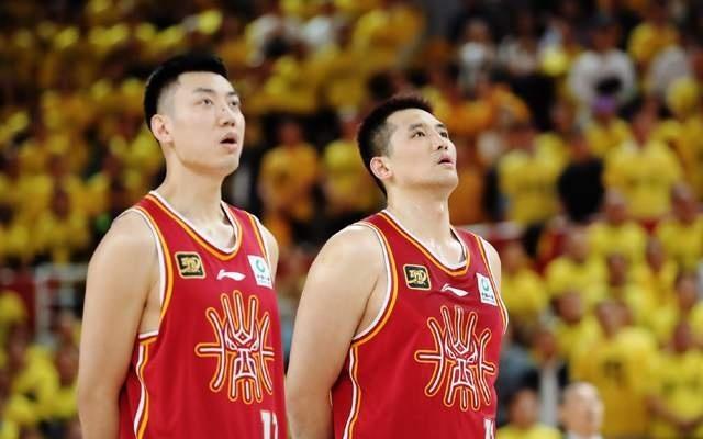 对阵辽篮被撞翻，山东大汉重伤！至少缺席一个月，真不是好消息