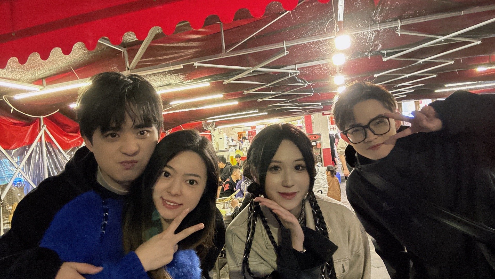 suki晒与毛毛、Kris、重越合照：耶吃成都美食