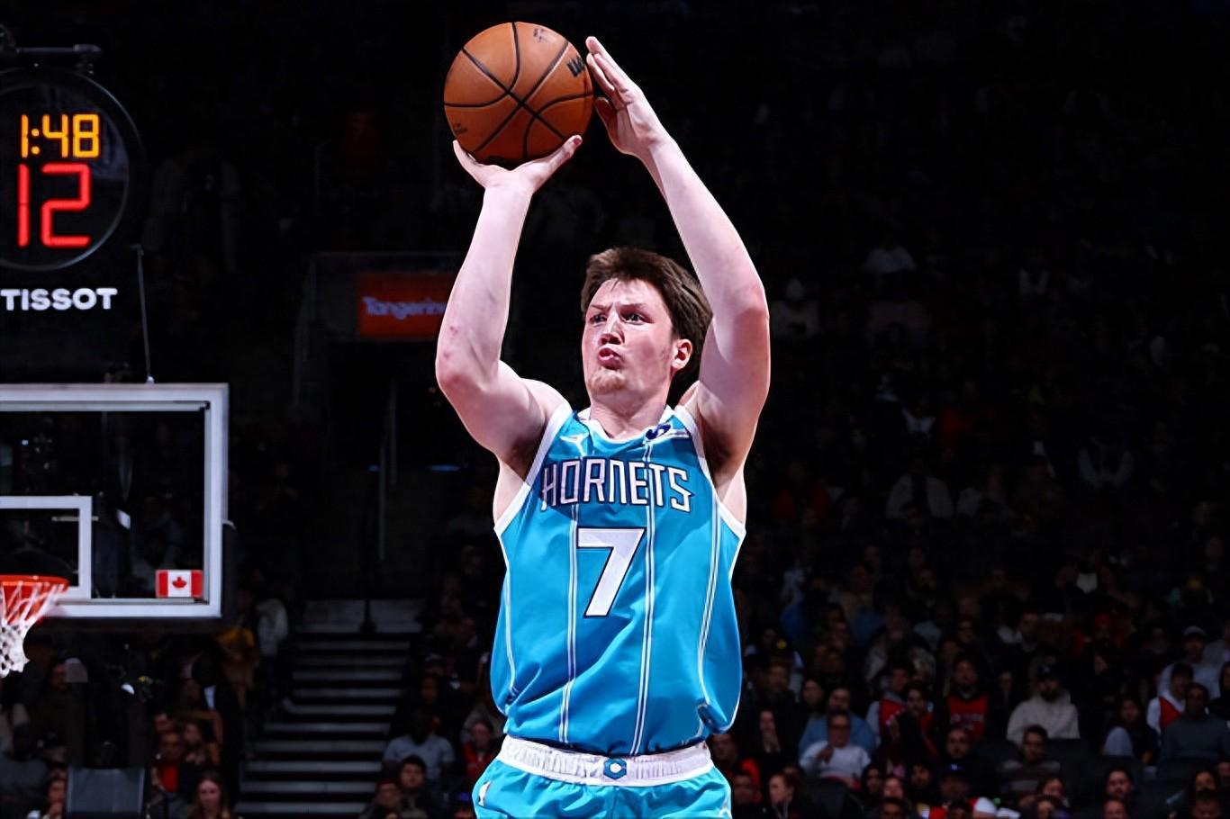 无愧新秀榜第一！新蜂王28+8+7破历史纪录留给三球的时间不多了