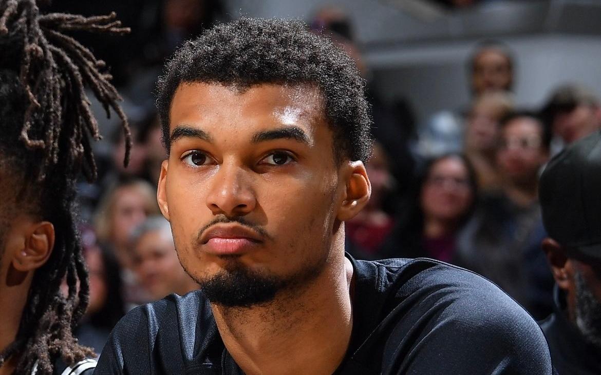 文班亚马反关节，退出比赛！奇兵11记三分拯救马刺，队史纪录！