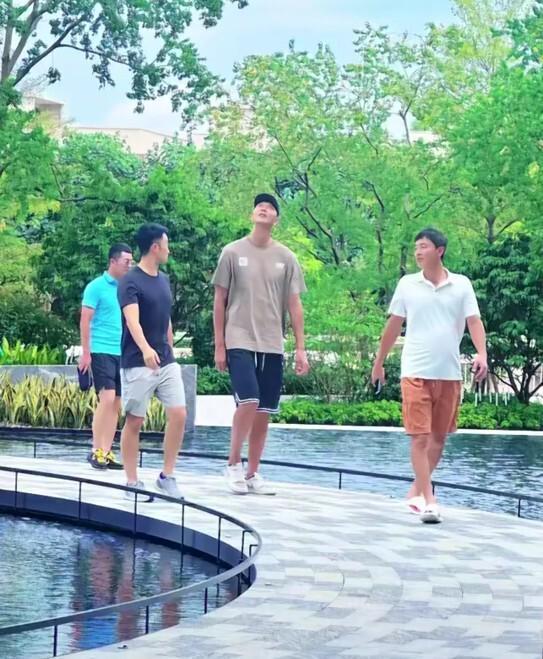 好久不见！易建联参加活动秀投篮身材保持超好球迷调侃能复出