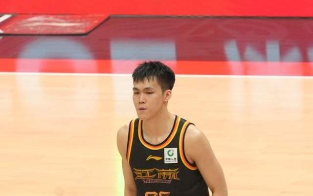 14中10轰34分6板！又一天才后卫横空出世，郭士强给他机会试试