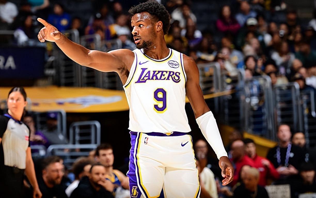 连续两场拖了湖人的后腿之后，布朗尼总算打出了一场正常的比赛