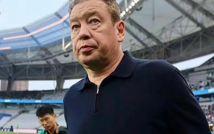 谁来负责申花沦为千年老二，连续2年争冠失败，球迷迁怒俱乐部