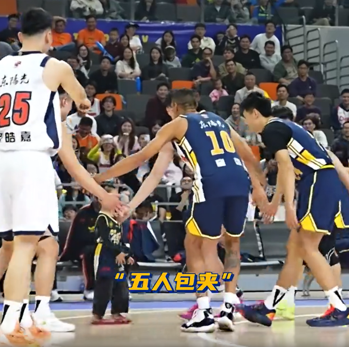 有趣！5岁小女孩穿着人字拖，面对5名广东队球员的防守，完成扣篮