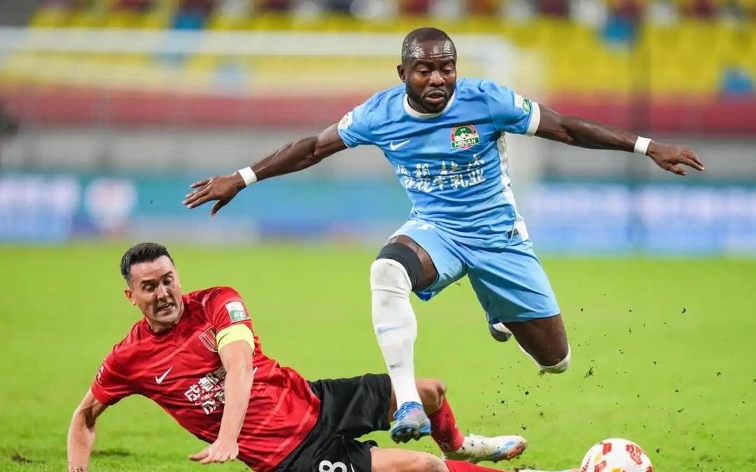 中超成都蓉城冠军梦碎，争冠军团只剩上海双雄