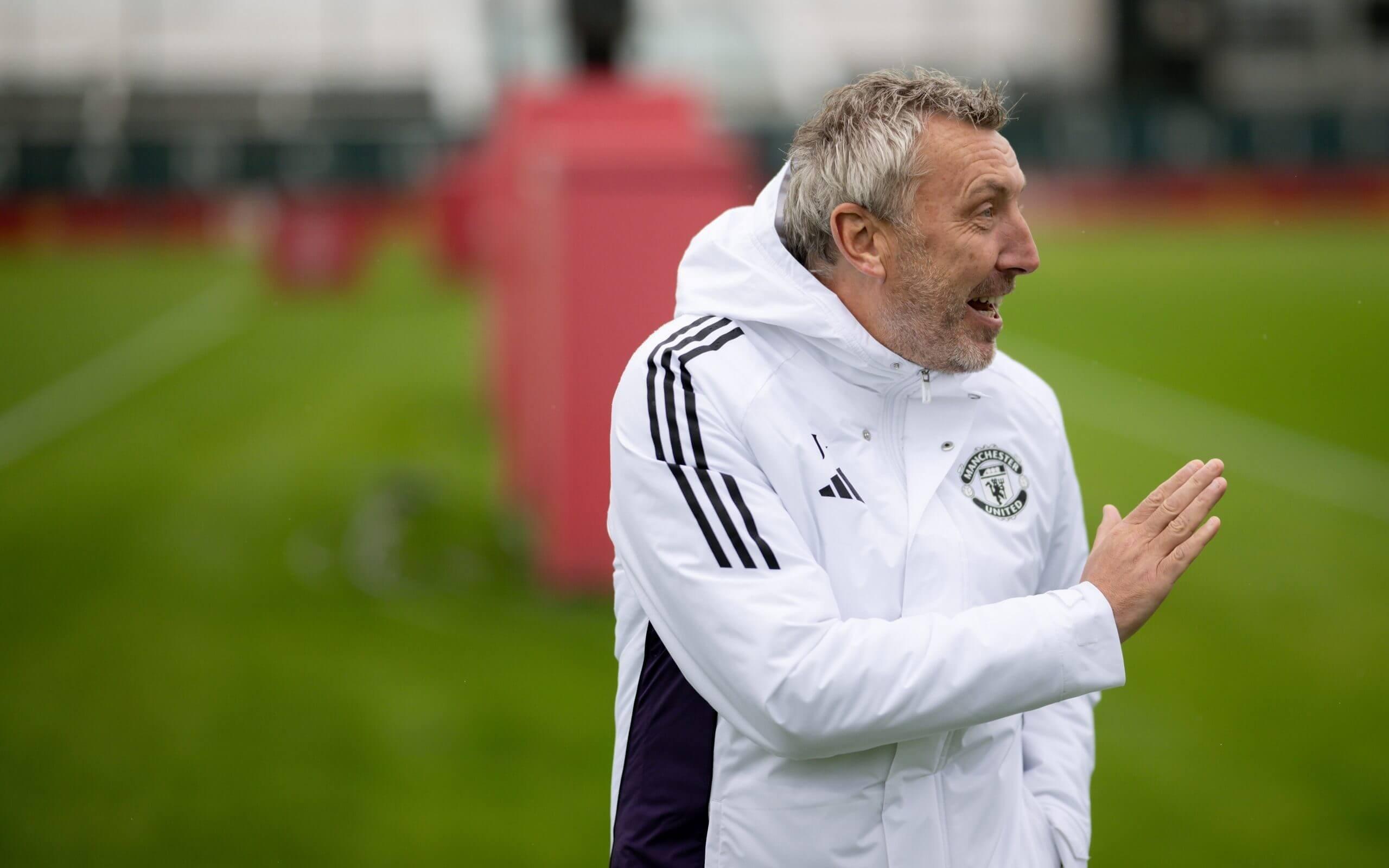 TA：阿莫林会坚持三后卫阵型，他认为这可以带领曼联重夺奖杯