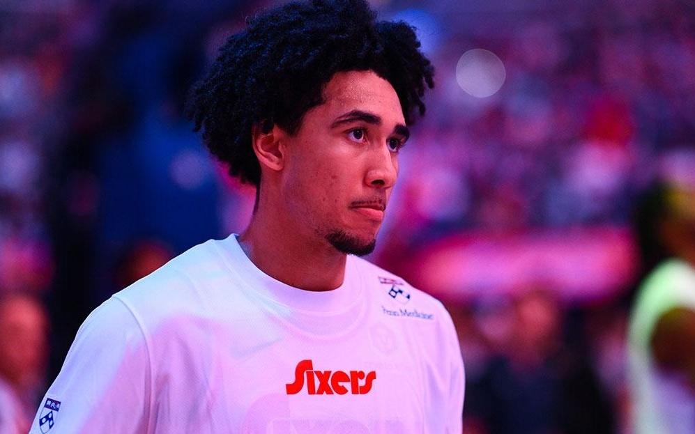 坏消息，76人队贾里德麦凯恩因拇指手术将缺席赛季初比赛