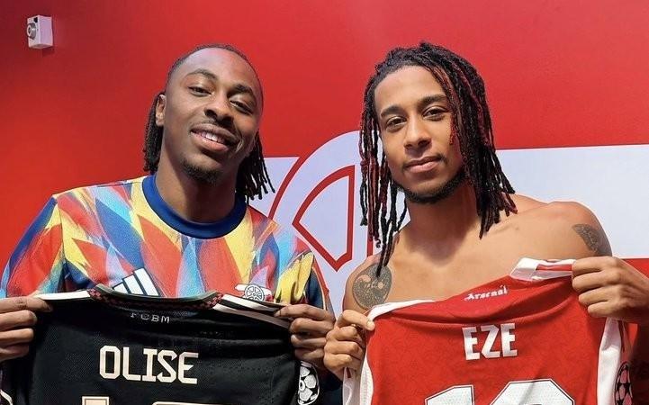 老队友见面，埃泽和奥利塞赛后交换了球衣