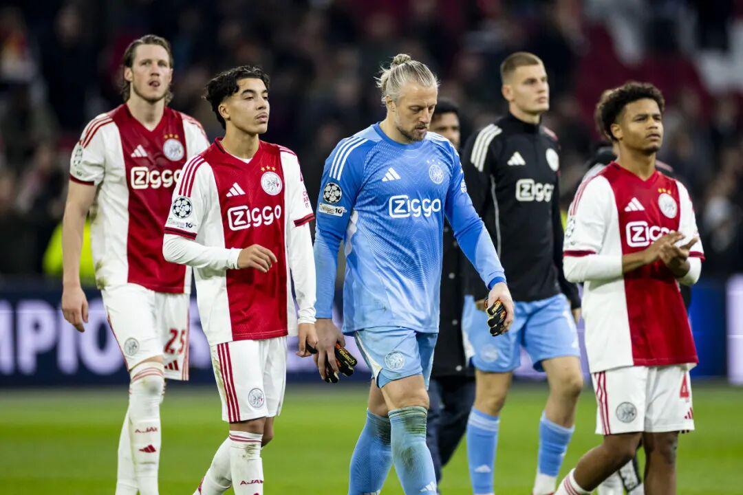 欧冠4连败！阿贾克斯宣布换帅滕哈赫有望回归救火