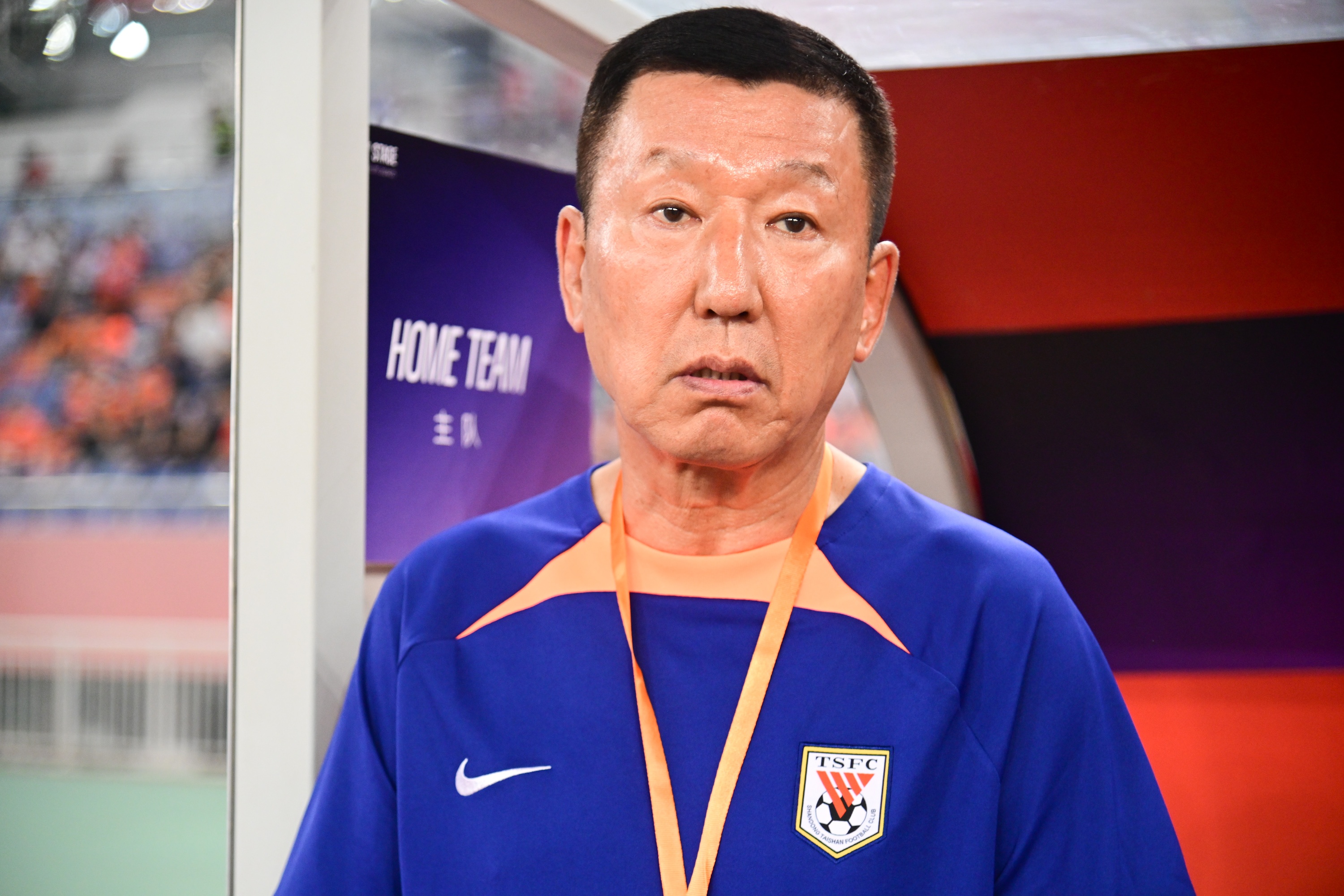 记者：崔康熙的换人有点问题，右路2个