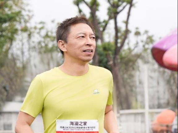 张朝阳江阴半马首秀2小时36分完赛雨中解锁地标盛赞赛道文化