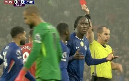 这还咋踢桑切斯染红瞬间，查洛巴无奈摊手眼神生无可恋