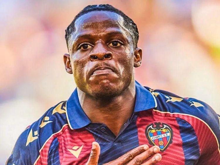 曼联考察3500万西甲射手！英媒建议阿莫林引进托尼，别再碰运气