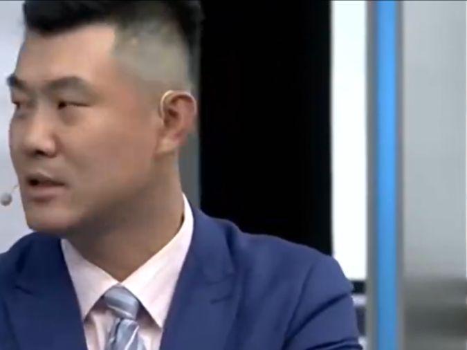 场均5.6分钟得2分1板，王仕鹏看扁杨瀚森遭球迷怒喷：闭嘴吧