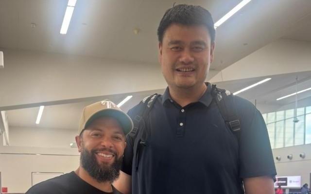 火箭球迷心中的痛！德隆威廉姆斯偶遇姚明两人一同合照