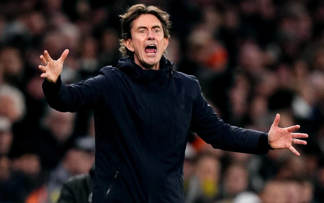 电讯报：弗兰克照常带队训练，球员们对俱乐部的计划一无所知