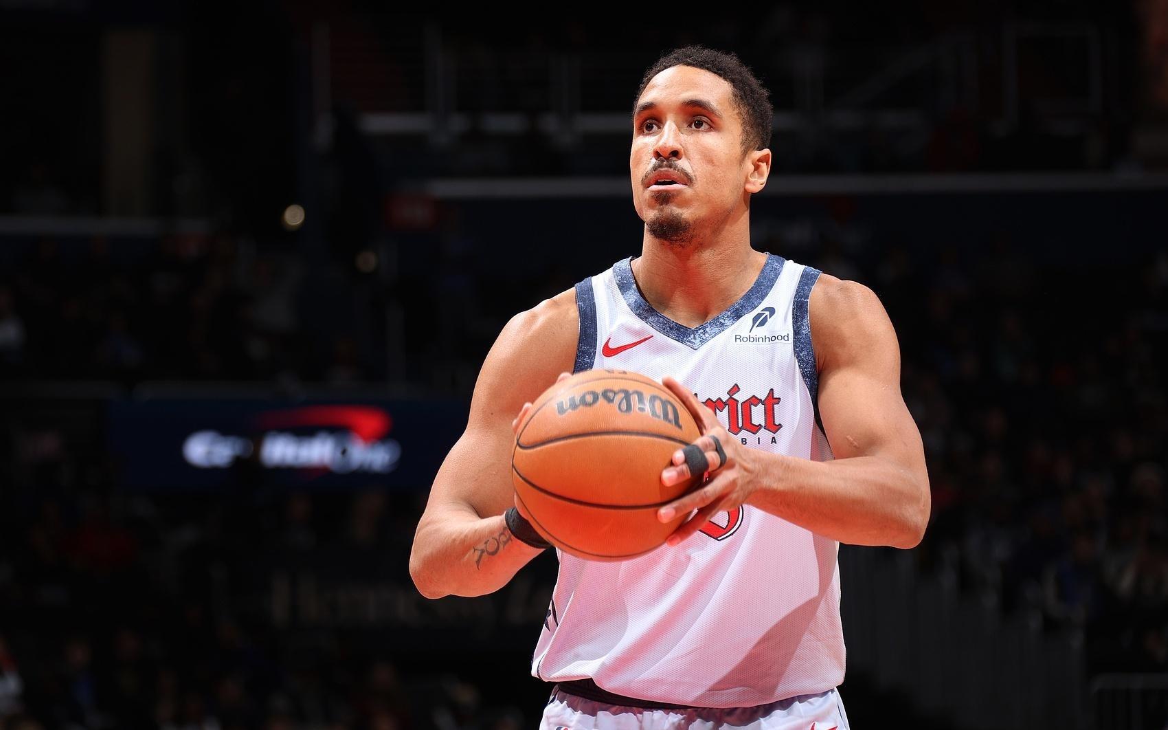 布罗格登斩获最佳新秀+最佳第六人和迈克米勒为历史唯二球员