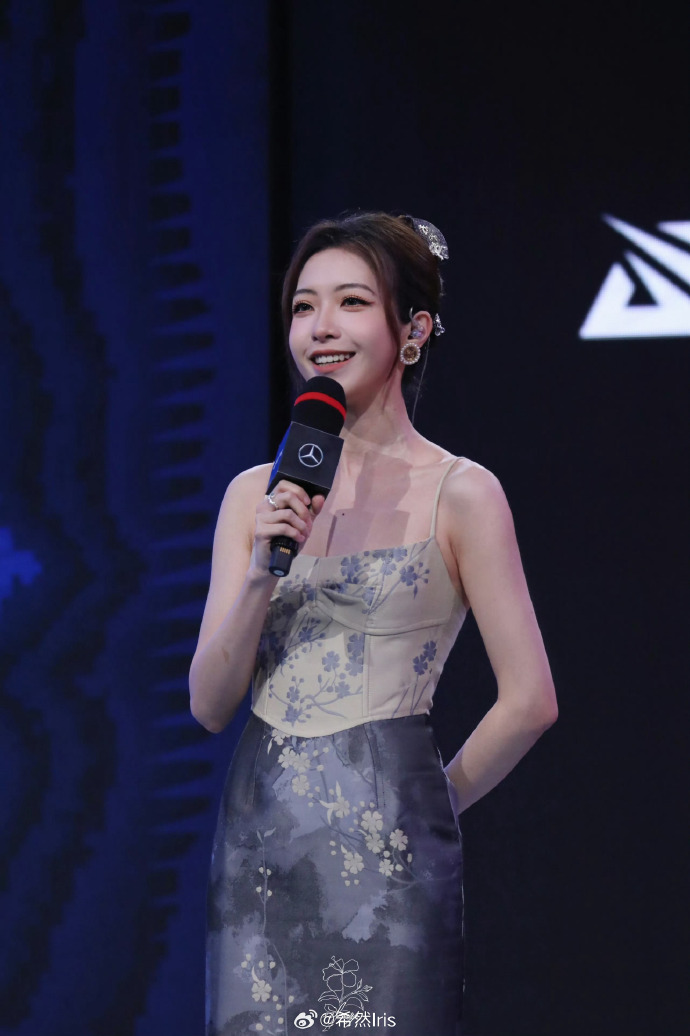 LPL主持人希然晒照：留白与鸢尾花夏季赛揭幕也打卡啦