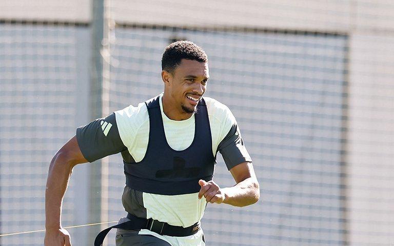 皇马训练照：阿诺德和卡瓦哈尔恢复训练