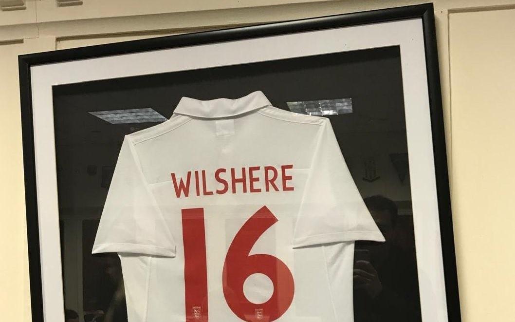 出自卢顿青训，卢顿主场挂着威尔希尔完成英格兰队首秀的球衣