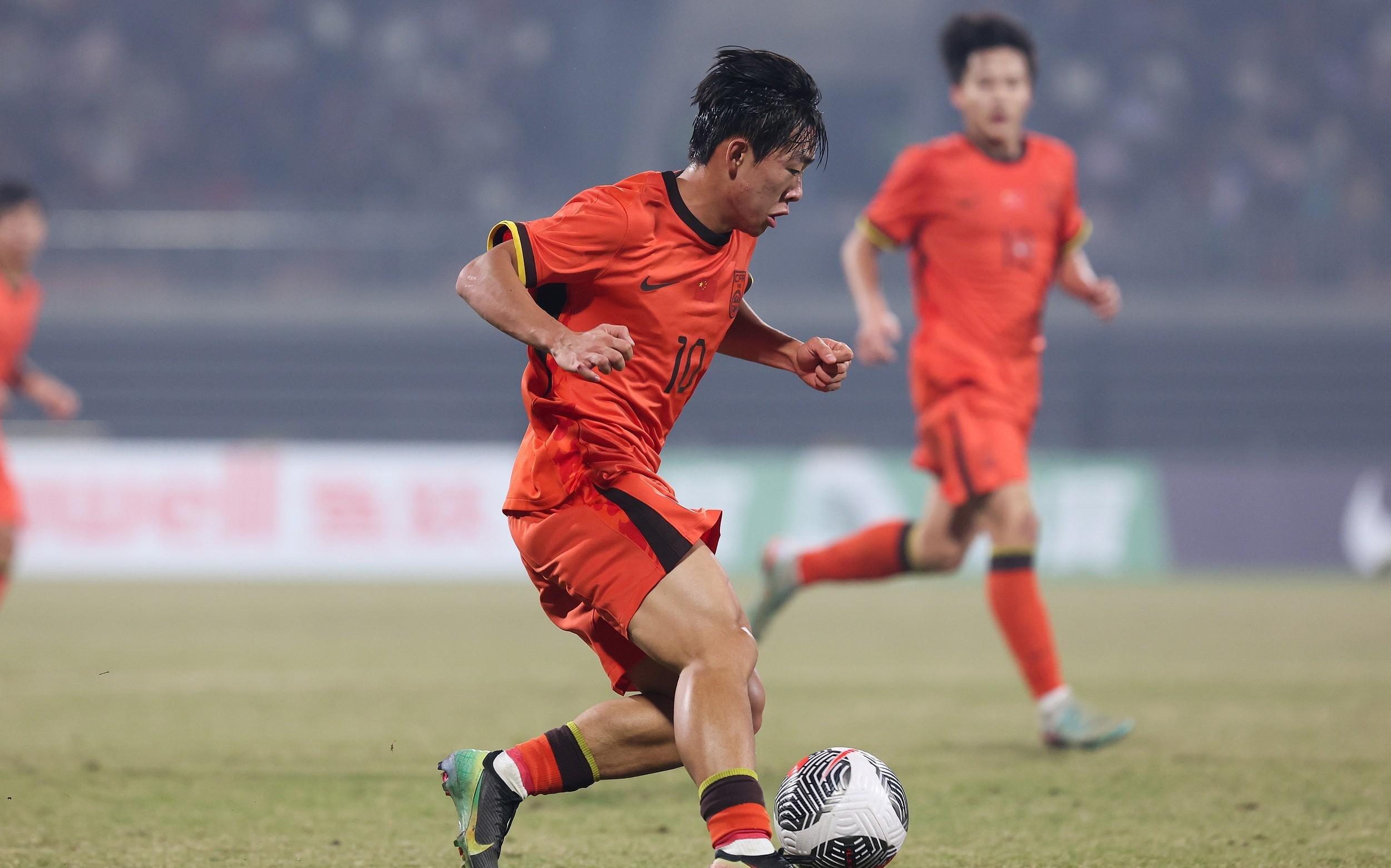 赵震：皇马老球探曾赞邝兆镭水平高，现在应让他安静稳定踢球