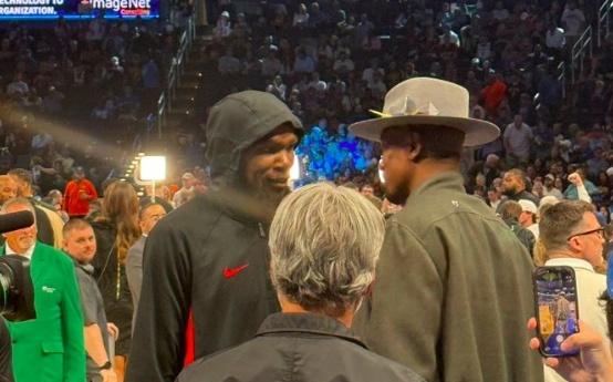 伊巴卡来到雷霆主场见证颁奖时刻，与前队友杜兰特寒暄