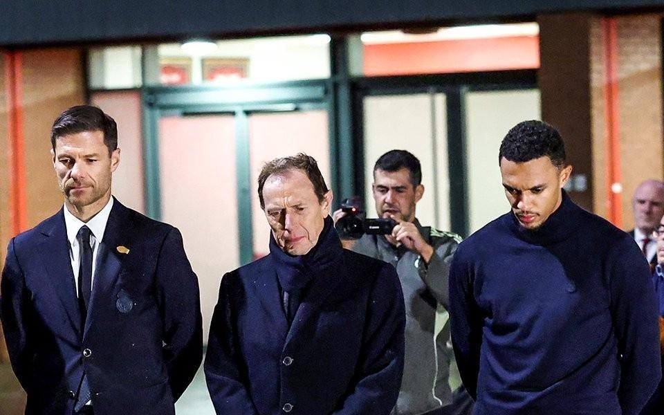 有情有义，阿诺德到若塔纪念碑前献上游戏手柄和手写卡片