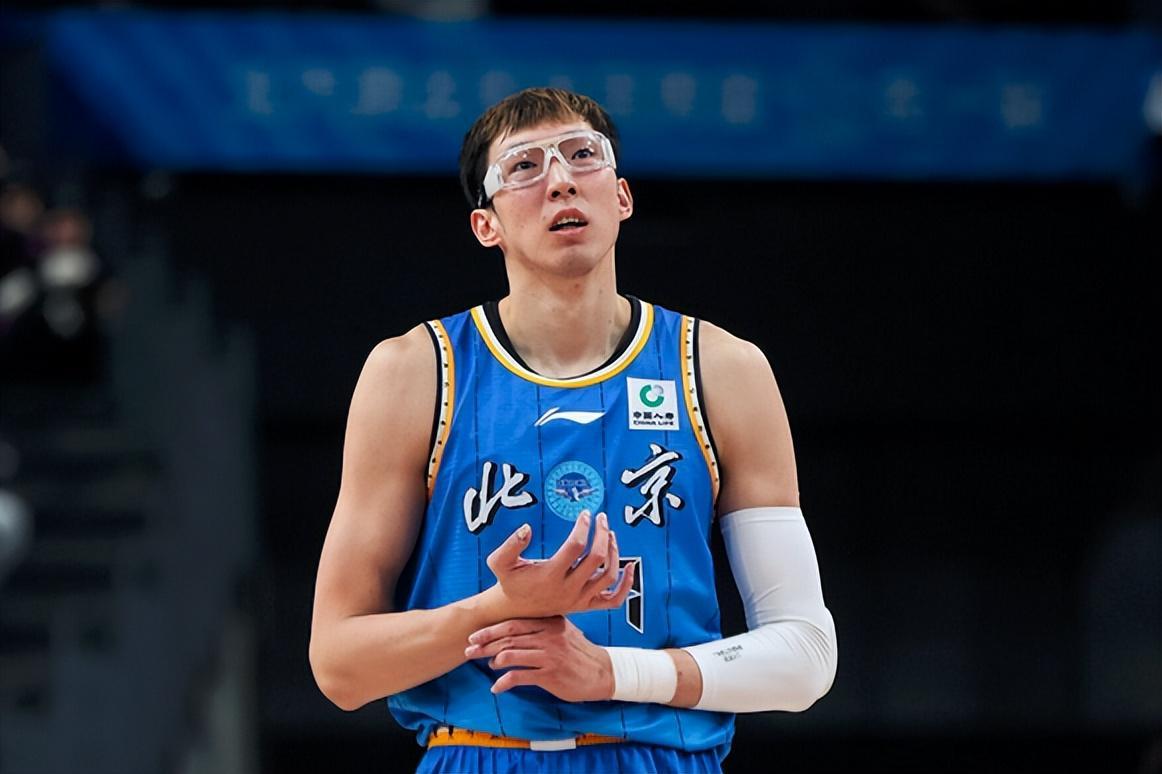 首钢将帅失和！周琦与许利民闹矛盾，3年后还能拿得顶薪合同吗