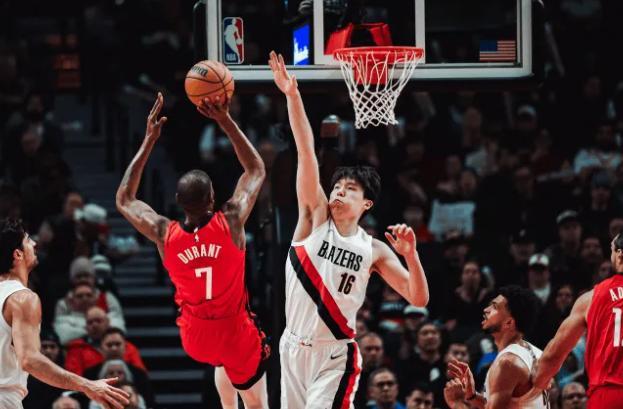 防守杜兰特，被亚当斯抓出血痕，杨瀚森进步明显，已进入球队轮换