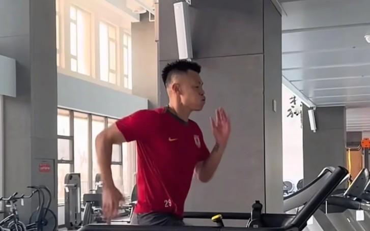 亚泰官方：冬训工作按计划稳步推进老将谭龙假期加练树榜样