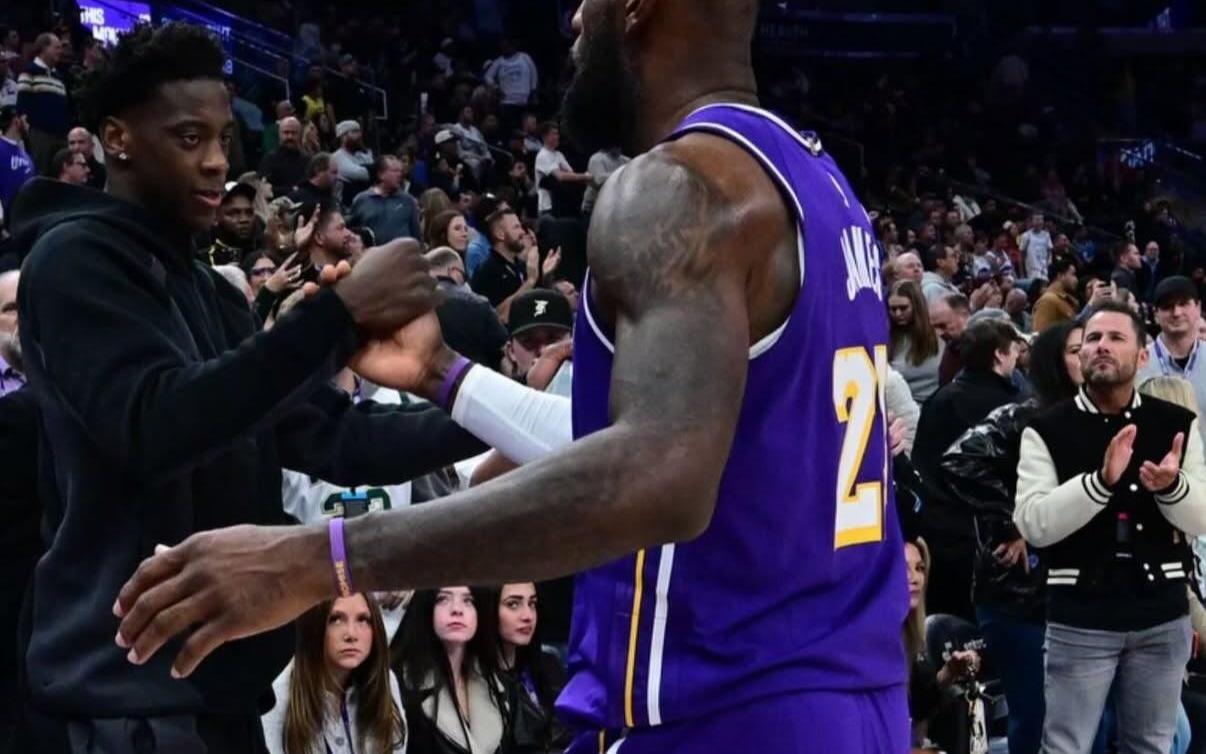 年轻的国王2026年状元热门迪班萨晒与詹姆斯合影并与其互动