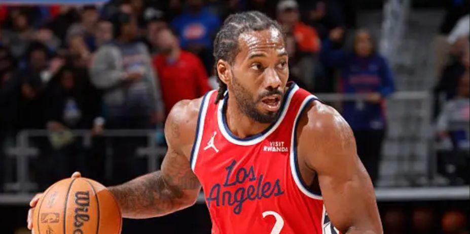 小卡关键抢断是犯规！裁判三秒内连续两次漏判快船19分逆转活塞