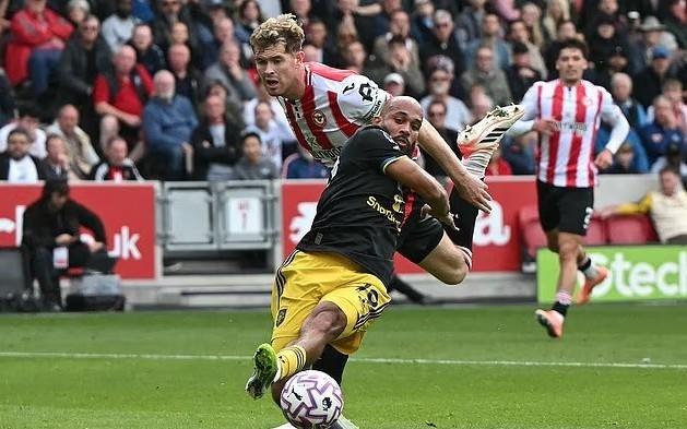 邮报：曼联高层对裁判多次争议判罚不