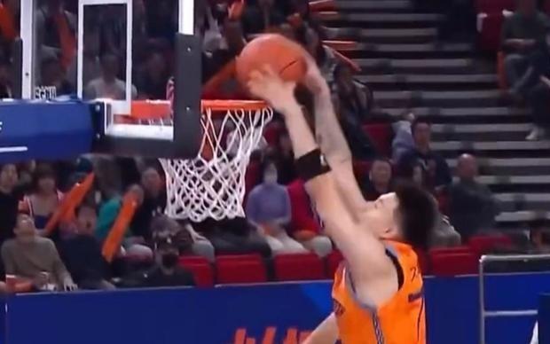 上海男篮联赛开门红！张镇麟双手暴扣，万体馆高喊：张镇麟模子！