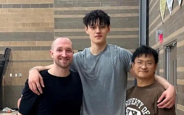 去不了NBA也不回北京首钢，曾凡博正在效仿当年的周琦