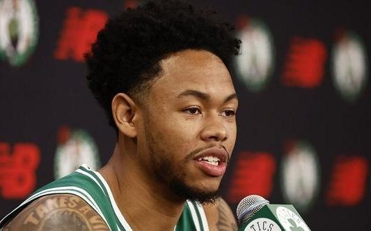 西蒙斯：与马祖拉沟通过他认为我的防守没那么糟糕