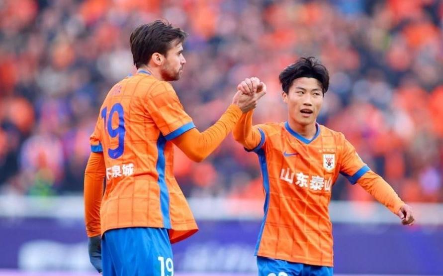 泰山主场胜利收官！中超10场不败，主场