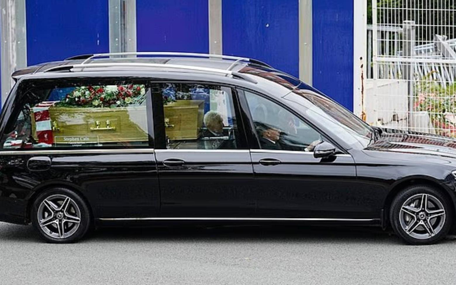 利物浦女足前主帅比尔德的葬礼举行，超过六百人参加