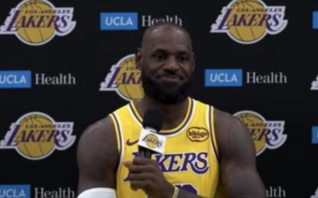 詹姆斯正面回应退役预期：会和妻儿共同决定