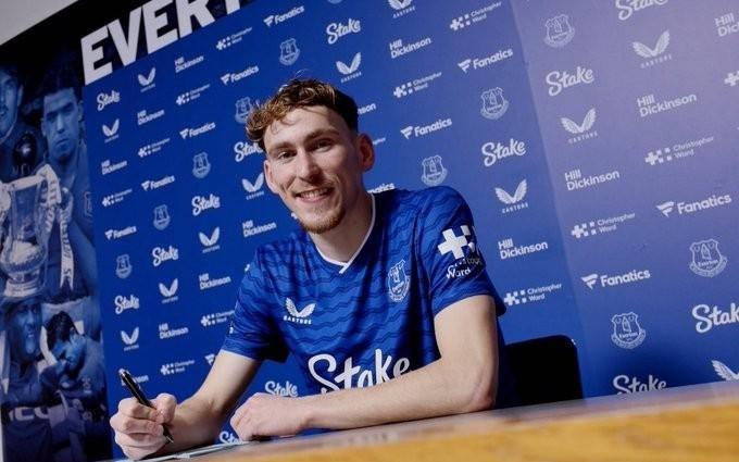 官方：埃弗顿与24岁英格兰中场詹姆斯加纳续约至2030年