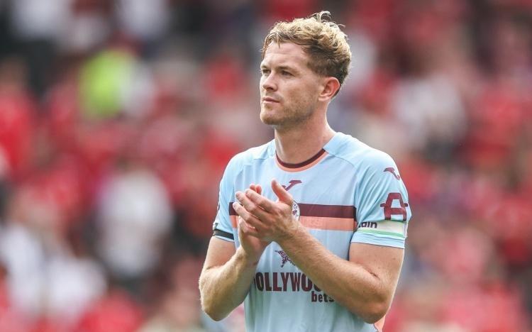 英媒：热刺、利物浦和曼联都在关注布伦特福德队长柯林斯