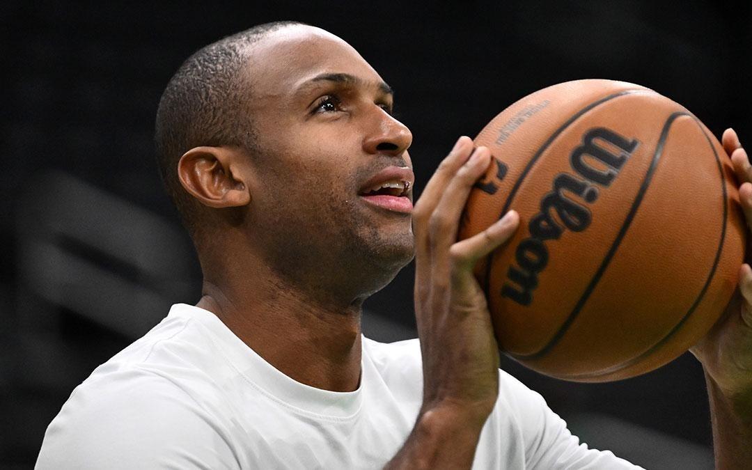 分析：霍福德“默契的化学反应”在季前赛中提升了勇士和库里表现