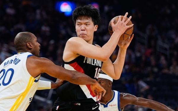 杨瀚森NBA首秀4分4板引热议！苏群：NBA就是这样残酷如狼似虎环境
