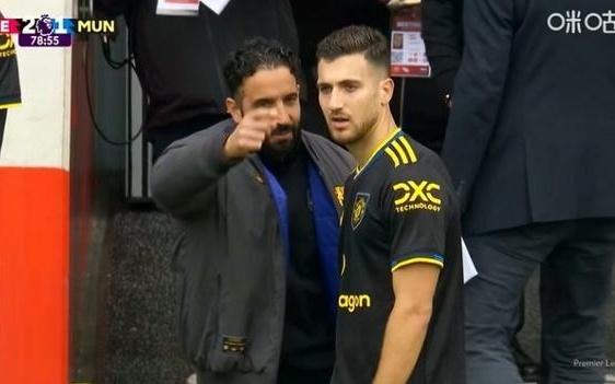 记者：曼联被阿莫林带得一团糟，他们就像不打地基从上往下盖房子