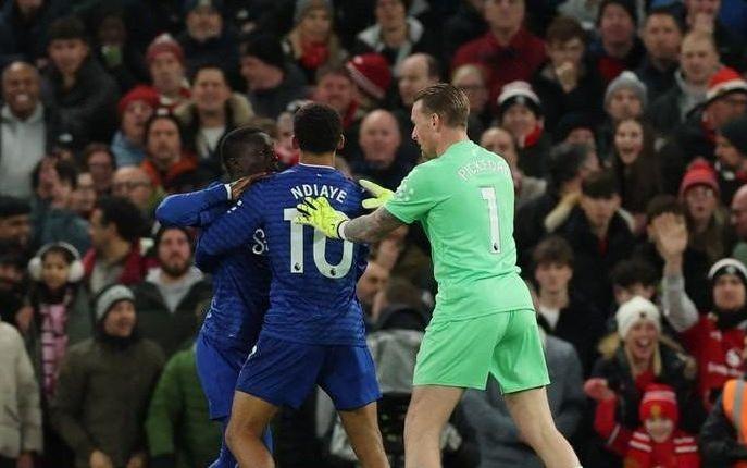 掌掴队友被罚下，英超上演罕见内讧