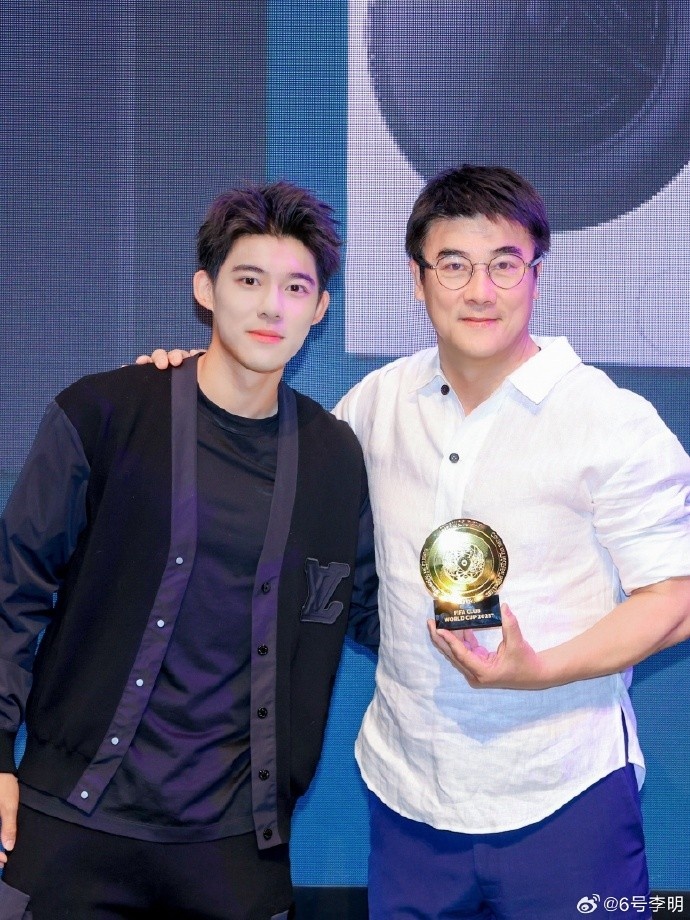 高颜值父子！李明社媒晒与李嗣镕合影：一起观看世俱杯揭幕战